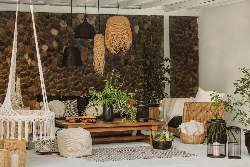 Espacio al aire libre decorado con estilo bohemio, destacando materiales naturales, iluminación ambiental y detalles étnicos que aportan un encanto acogedor y libre a la terraza.